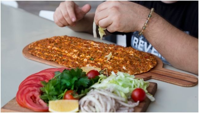 How to Serve Lahmacun the Turkish Way